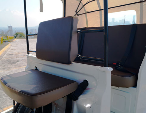 Viajes más placenteros con sus asientos ergonómicos para el conductor y los pasajeros.